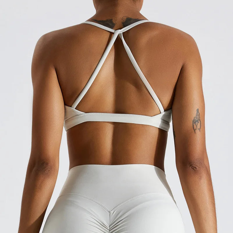 Seamless Sports Bra – Cross-Back, Removable Pads, Stretch Fit - Willen