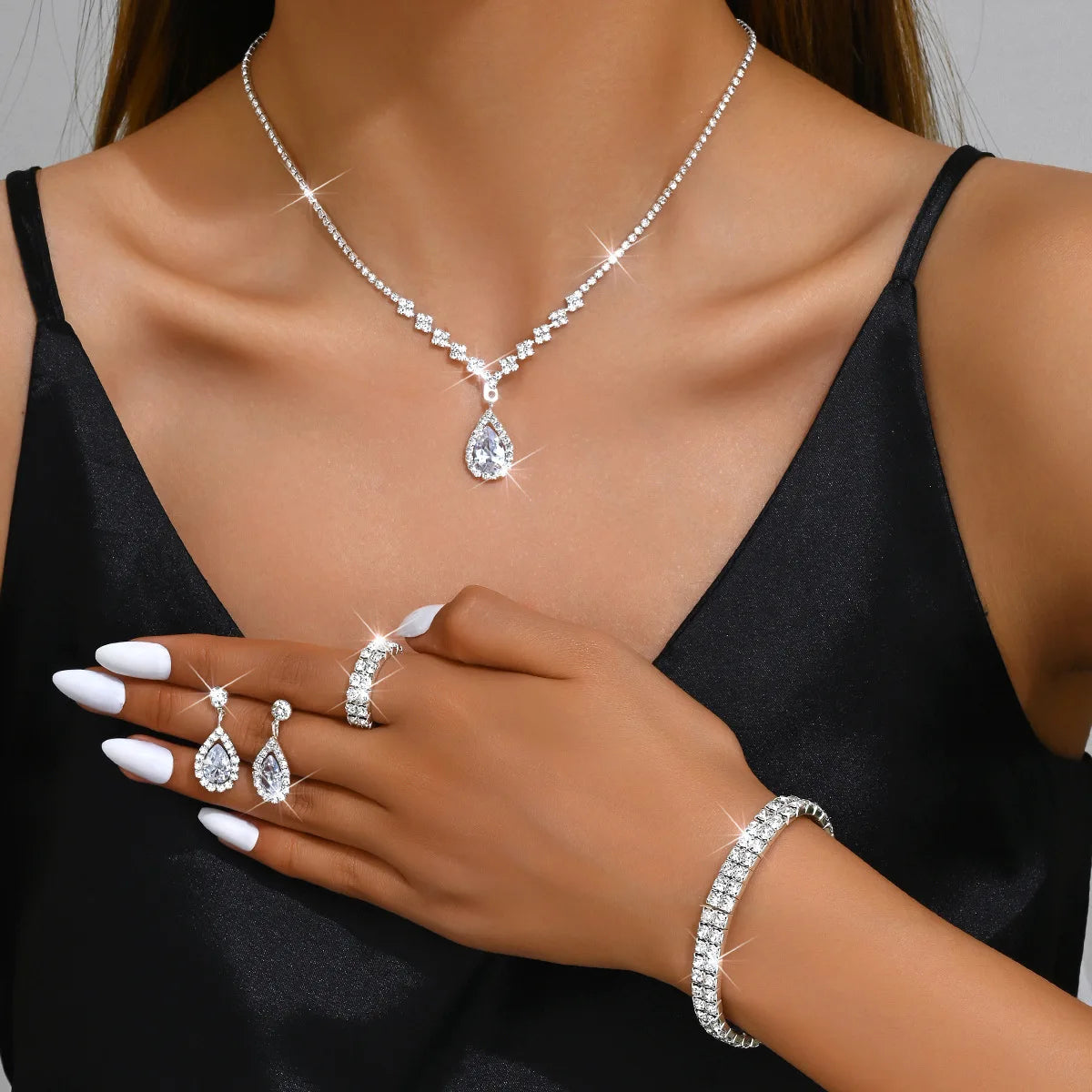 5-Piece Water Drop Jewelry Set – Necklace, Earrings, Ring & Bracelet in Gold or Silver Tone - Willen