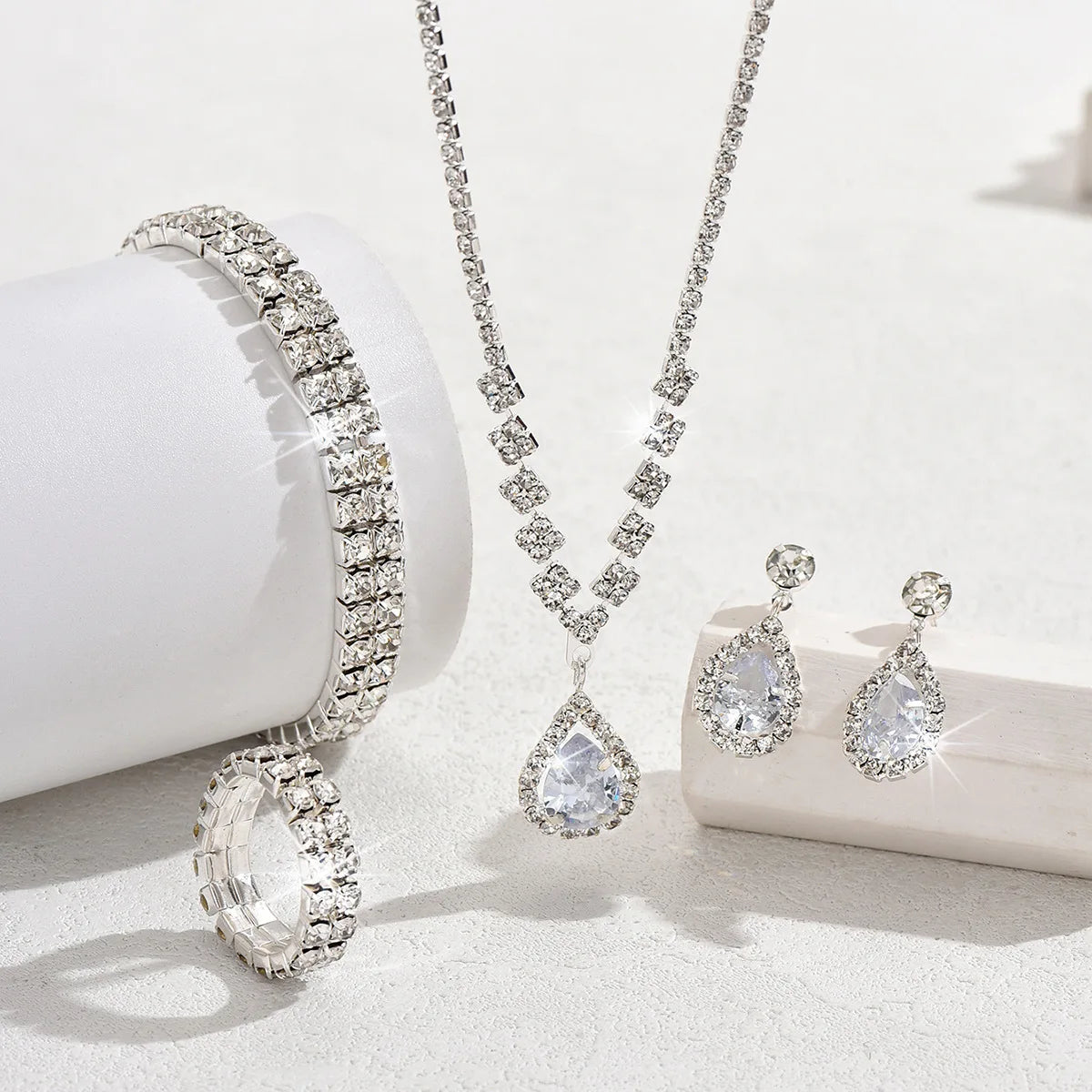 5-Piece Water Drop Jewelry Set – Necklace, Earrings, Ring & Bracelet in Gold or Silver Tone - Willen