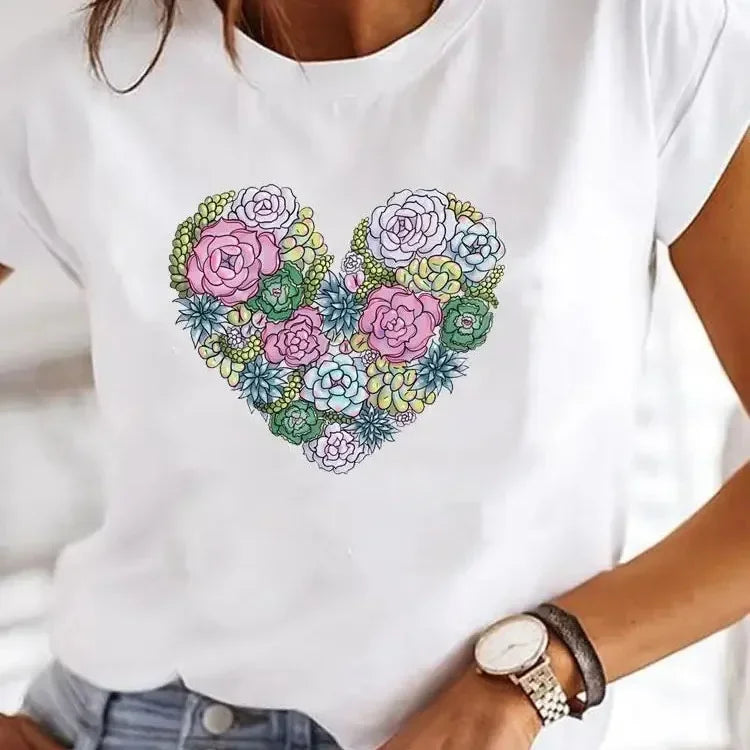 Y2K Heart Vibe Top – Short-Sleeve Printed T-Shirt with Heart and Letter Graphic - Willen