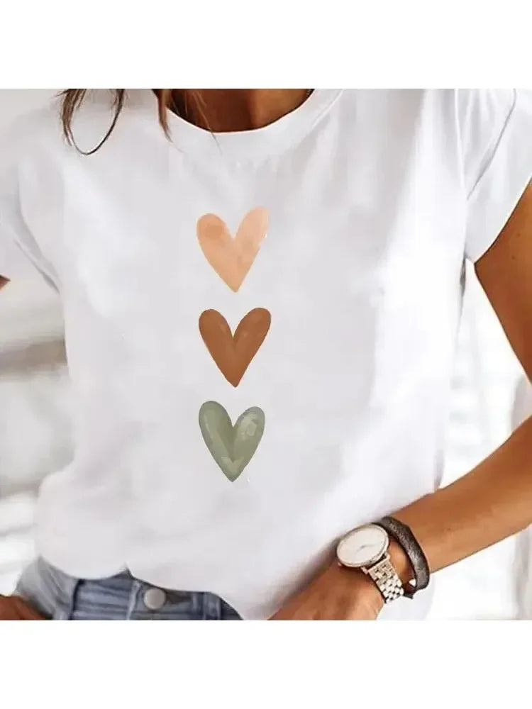 Y2K Heart Vibe Top – Short-Sleeve Printed T-Shirt with Heart and Letter Graphic - Willen