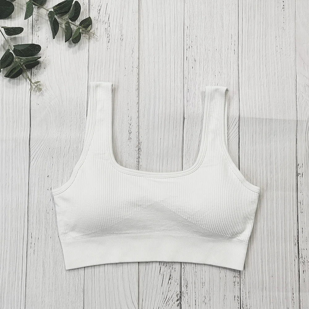 Seamless Ribbed Sports Bra – White Crop Top with Removable Pads - Willen